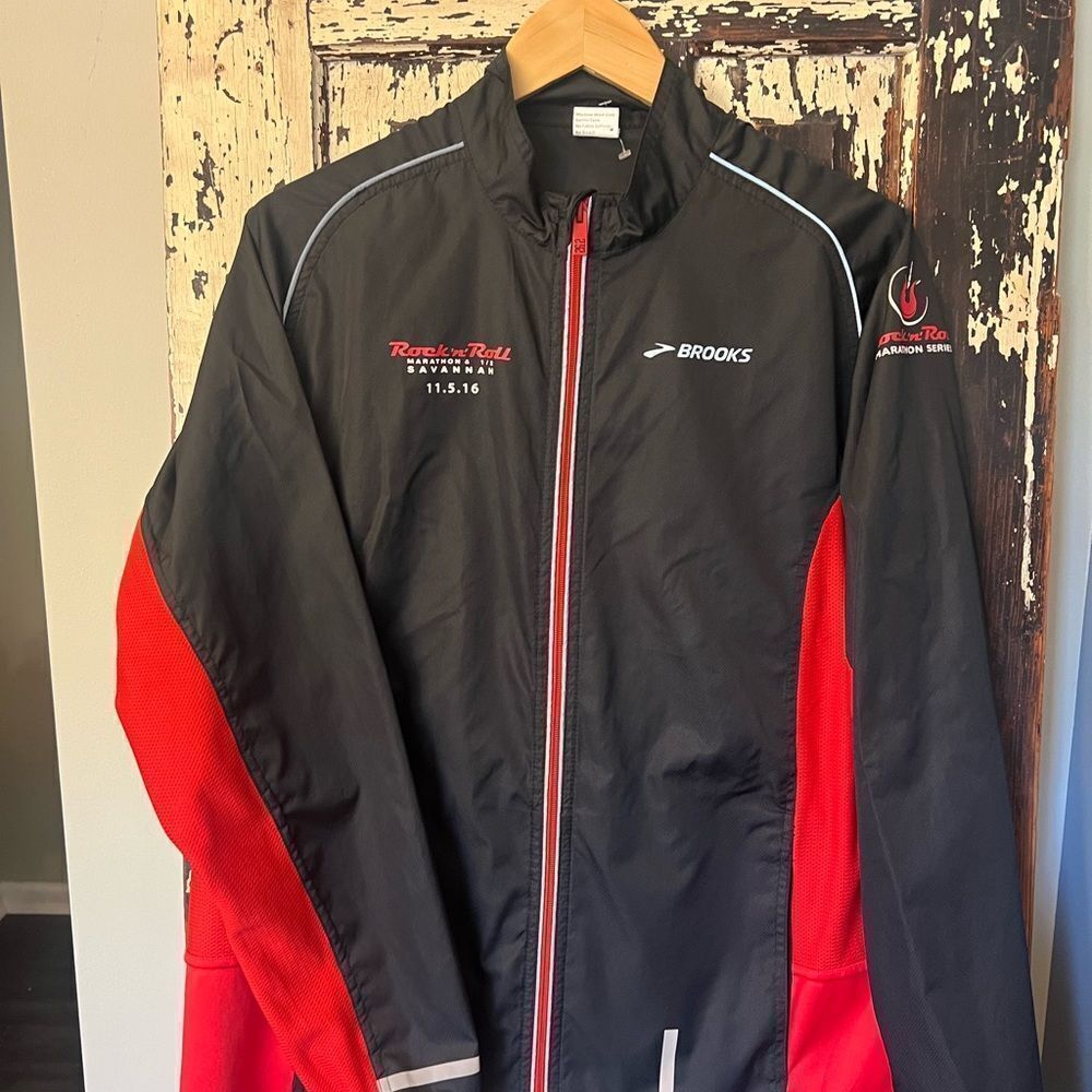 Brooks Running Finisher Jacket Rock -N-Roll Marathon Black and Red unisex Large